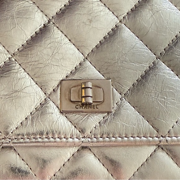 CHANEL Reissue 2.55 WOC Metallic Silver - Picture 9 of 14